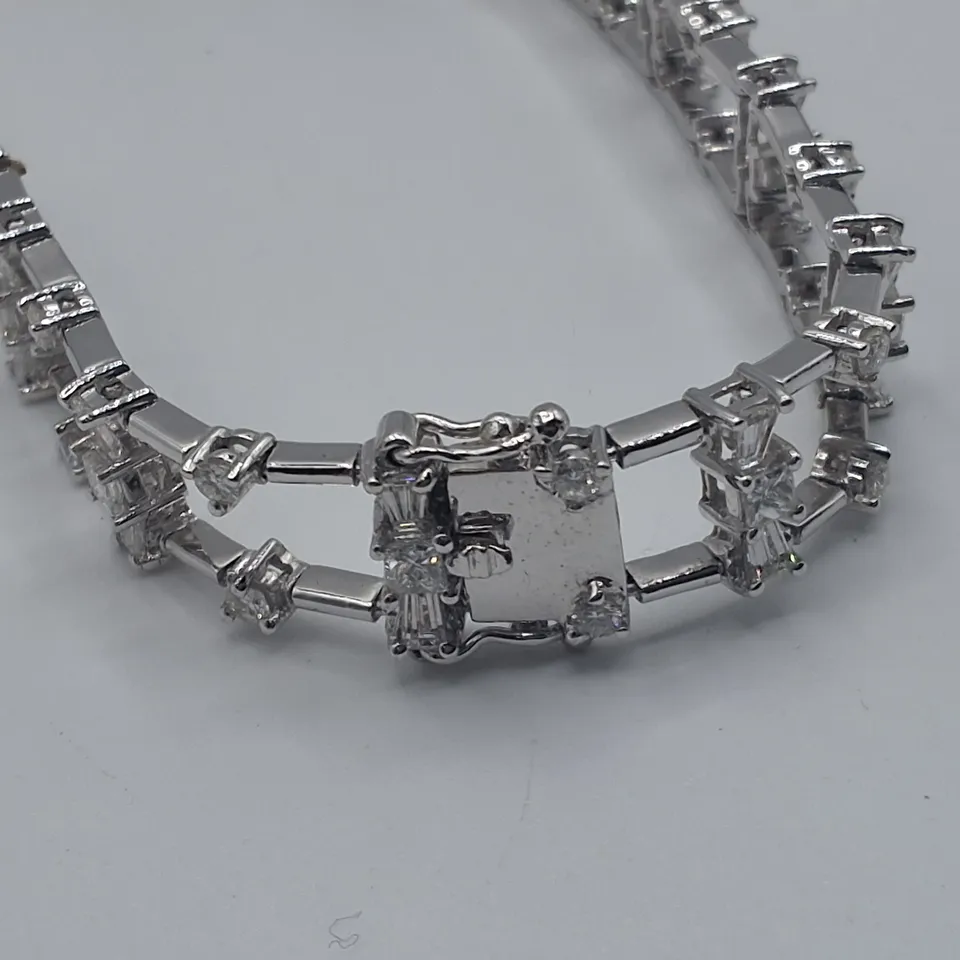 18CT WHITE GOLD BRACELET SET WITH NATURAL BRILLIANT TAPERED BAGUETTE AND PRINCESS CUT DIAMONDS