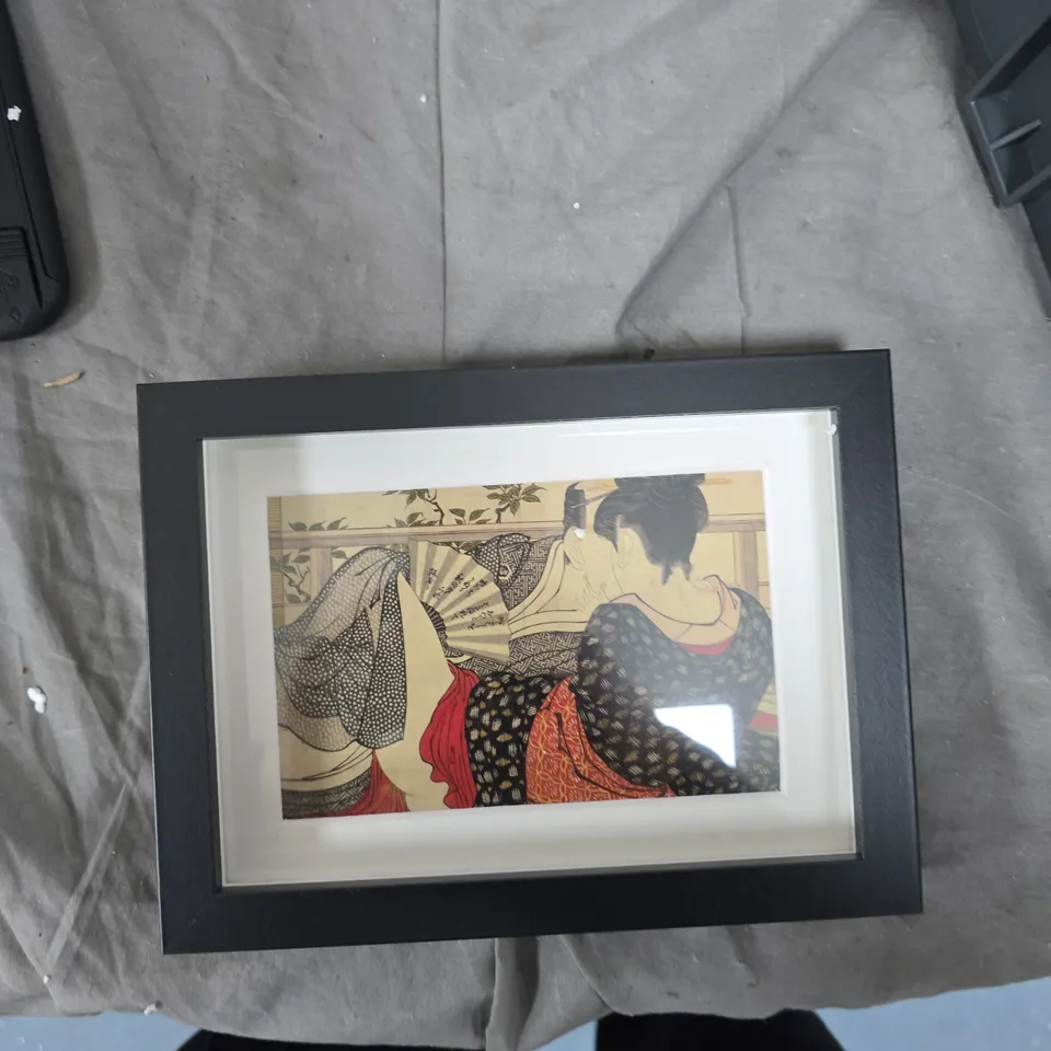 TOTE OF APPROXIMATELY 7 ASSORTED GLASS/CERAMIC ITEMS TO INCLUDE: CHOCOLATE MUG AND WALL ART