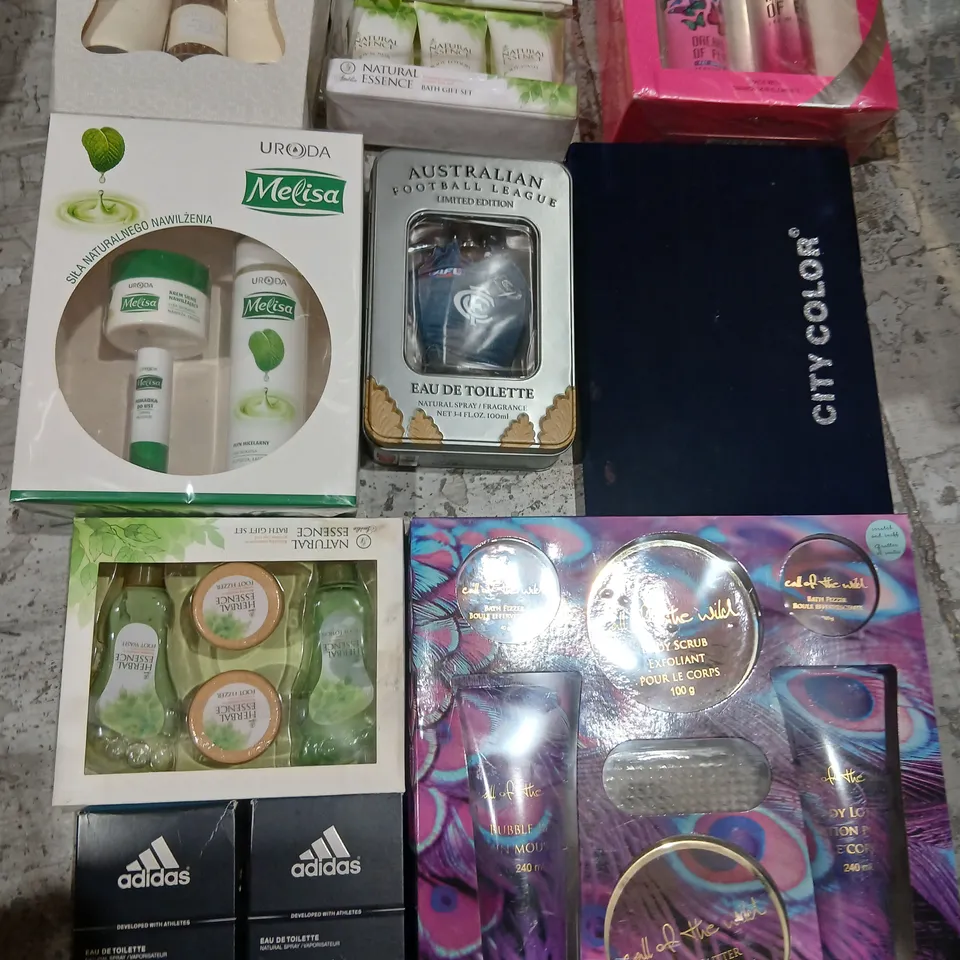 APPROXIMATELY 30 ASSORTED HEALTH AND BEAUTY PRODUCTS TO INCLUDE; URODA, EMPER, ADIDAS AND NATURAL ESSENCE