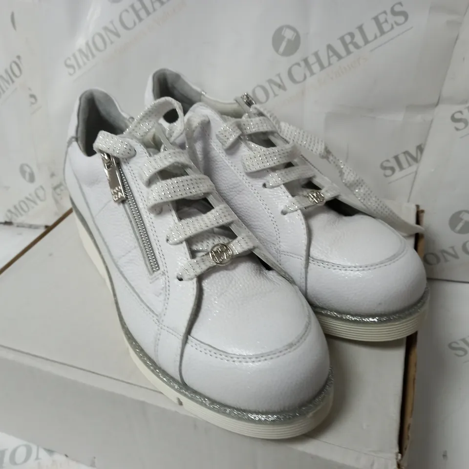 MODA IN PELLE GENE WEDGE TRAINER IN WHITE LEATHER SIZE 8 - BOXED 