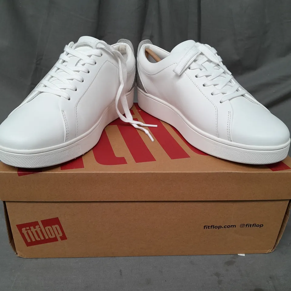 BOXED PAIR OF FITFLOP RALLY CRYSTAL-BACKTAB LEATHER SNEAKERS IN WHITE/SILVER UK SIZE 4