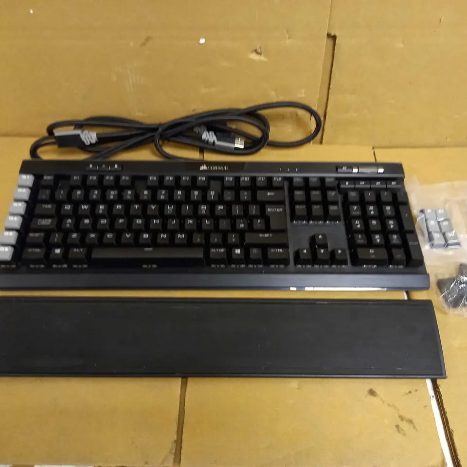CORSAIR GAMING K95 RGB PLATINUM MECHANICAL KEYBOARD