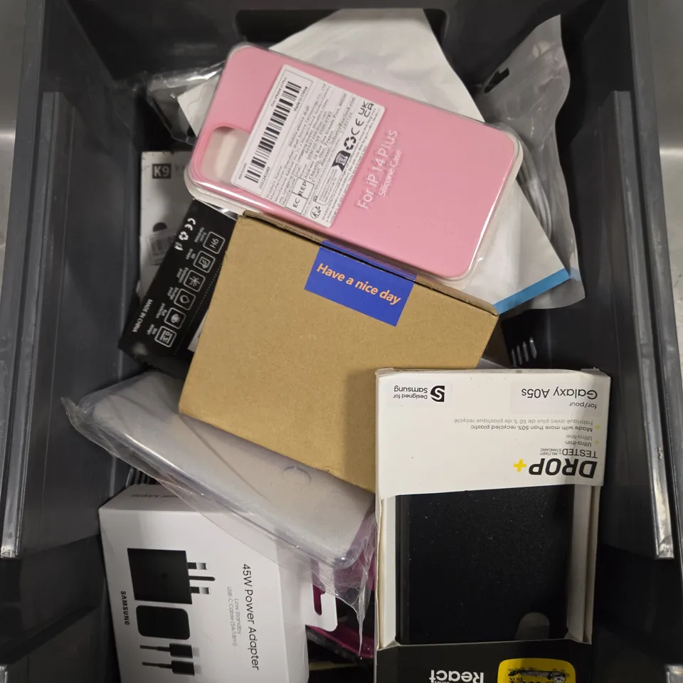 APPROXIMATELY 20 ASSORTED SMARTPHONE ACCESSORIES TO INCLUDE CASES, CHARGING CABLES, SCREEN PROTECTORS ETC 