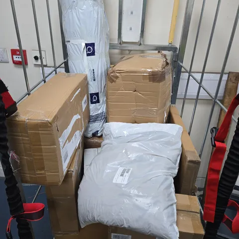 CAGE OF APPROXIMATELY 12 ASSORTED HOUSEHOLD ITEMS TO INCLUDE - RUG - THROW - TREE DECORATION - ETC. - COLLECTION ONLY  