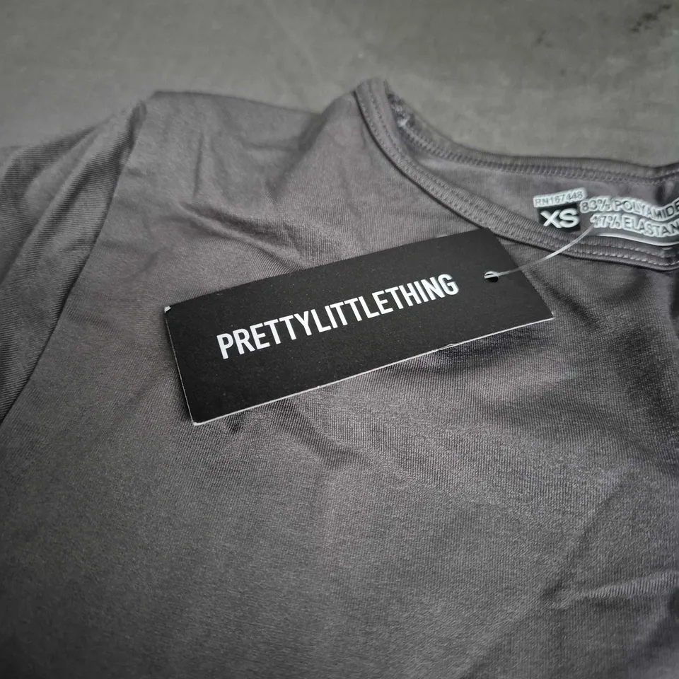 PRETTYLITTLETHING CHARCOAL STRETCH SEAMLESS SHORT SLEEVE LONGLINE TOP – XS