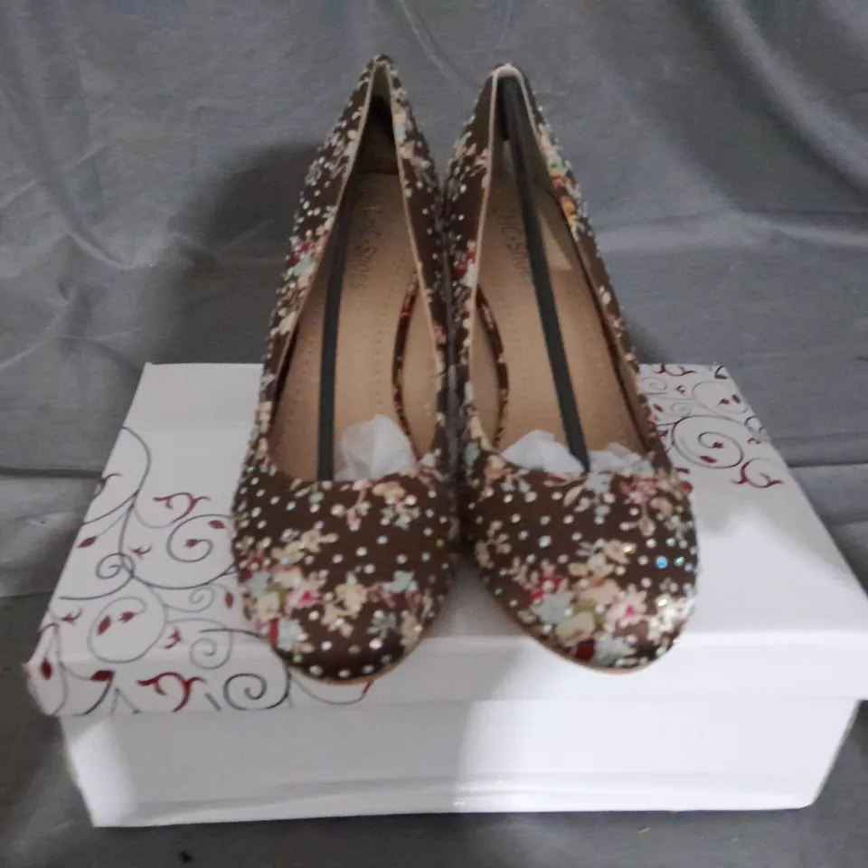 APPROXIMATELY 12 BOXED PAIR OF WEDGE SHOES IN VARIOUS SIZES TO INCLUDE SIZE 36EU