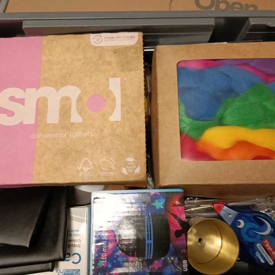 APPROXIMATELY 12 ASSORTED HOUSEHOLD ITEMS TO INCLUDE TEFCOL MEASURING TAPE, CAT LITTER FRESHENER, LED MINI STAR LIGHT, ETC