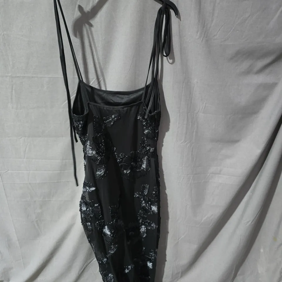 PRETTYLITTLETHING PETITE BLACK FLORAL EMBROIDERED SLIP DRESS – UK 10
