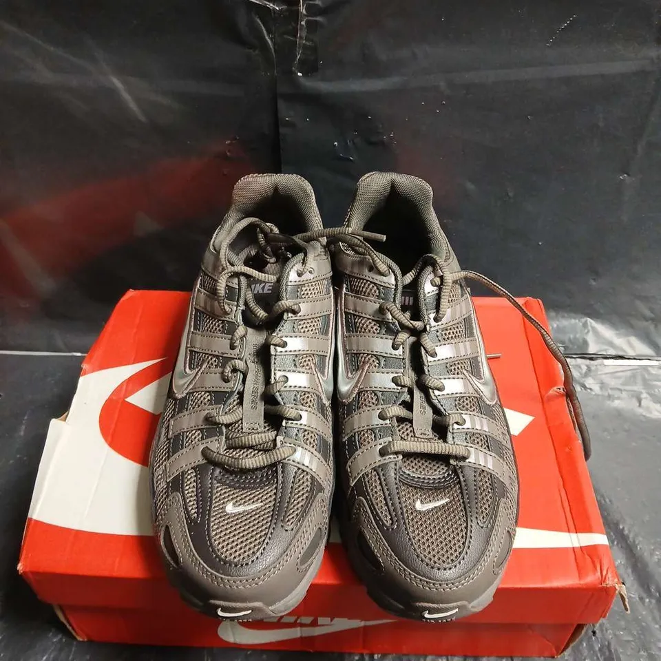 BOXED PAIR OF KIDS NIKE P-6000 TRAINERS - UK SIZE 5