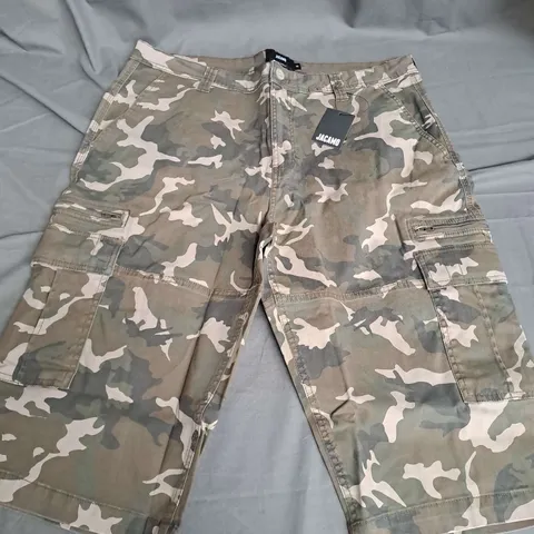 JACOMO CAMO CARGO SHORTS IN GREEN SIZE 38