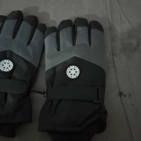 BLACK WINTER GLOVES WITH GREY PANELS AND LOGO PATCHES