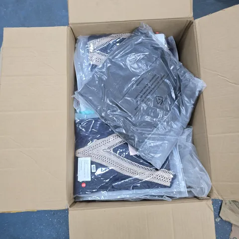 BOX OF APPROXIMATELY 30 ASSORTED CLOTHING ITEMS TO INCLUDE: LA MAREY JUMPER