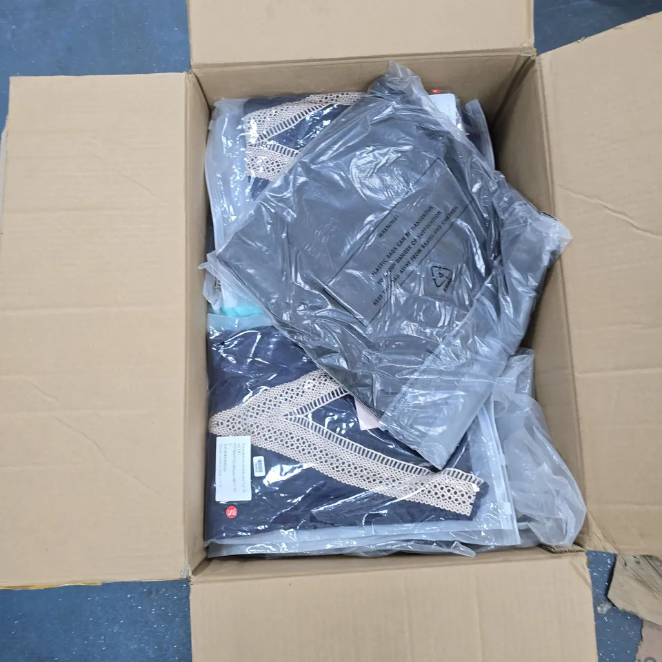 BOX OF APPROXIMATELY 30 ASSORTED CLOTHING ITEMS TO INCLUDE: LA MAREY JUMPER