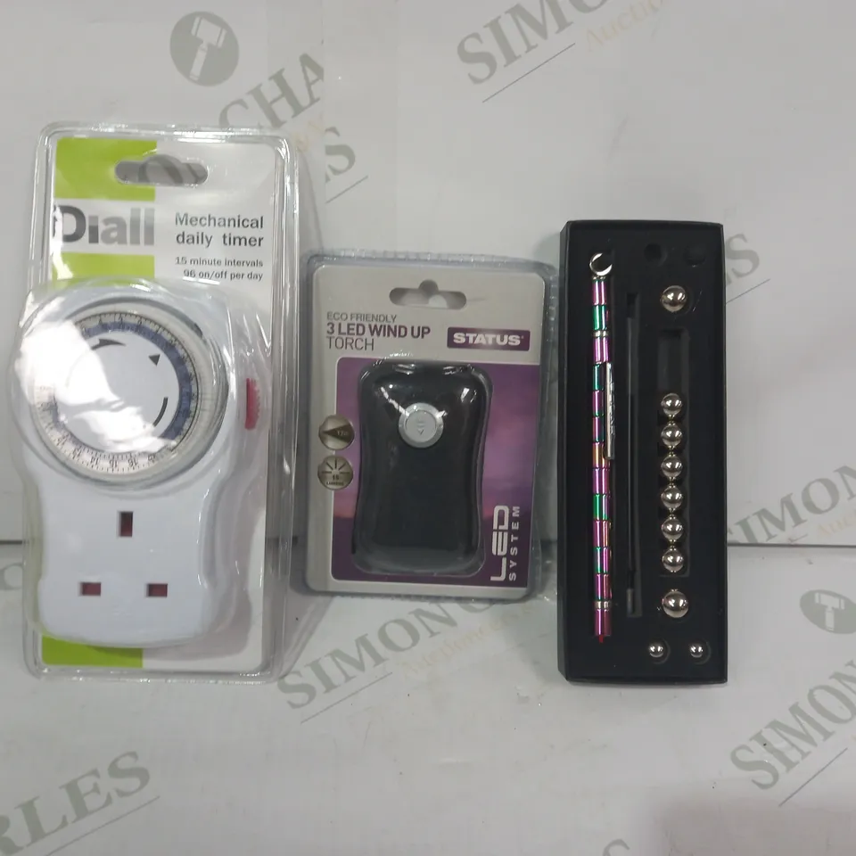 LOT OF APPROXIMATELY 10 ASSORTED HOUSEHOLD ITEMS TO INCLUDE FIDGET PEN, LED WIND UP TORCH, MECHANICAL DAILY TIMER, ETC