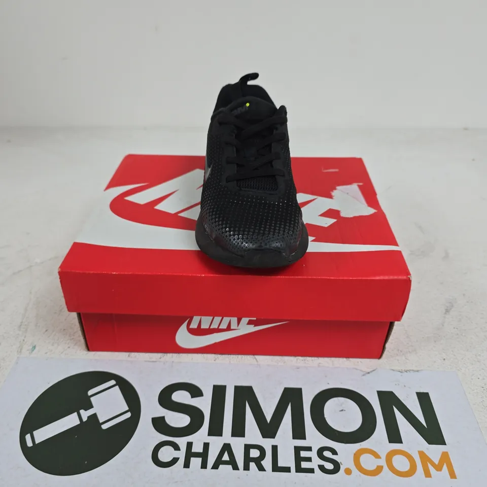 BOXED PAIR OF NIKE KIDS AIR MAX PHOENIX TRAINERS IN BLACK - UK 1