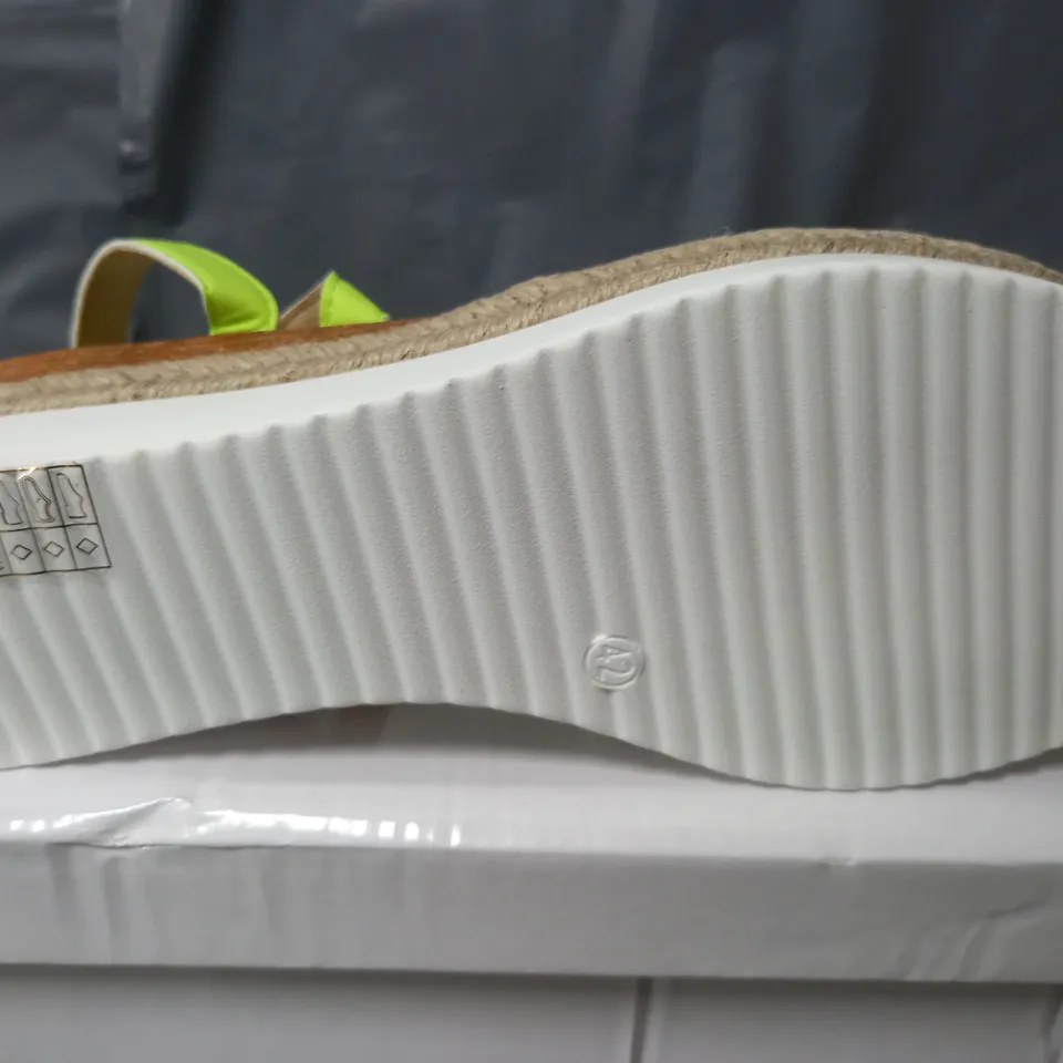 BOXED PAIR OF OPEN TOE RAISED SANDAL SHOES IN LIME GREEN - SIZE 42