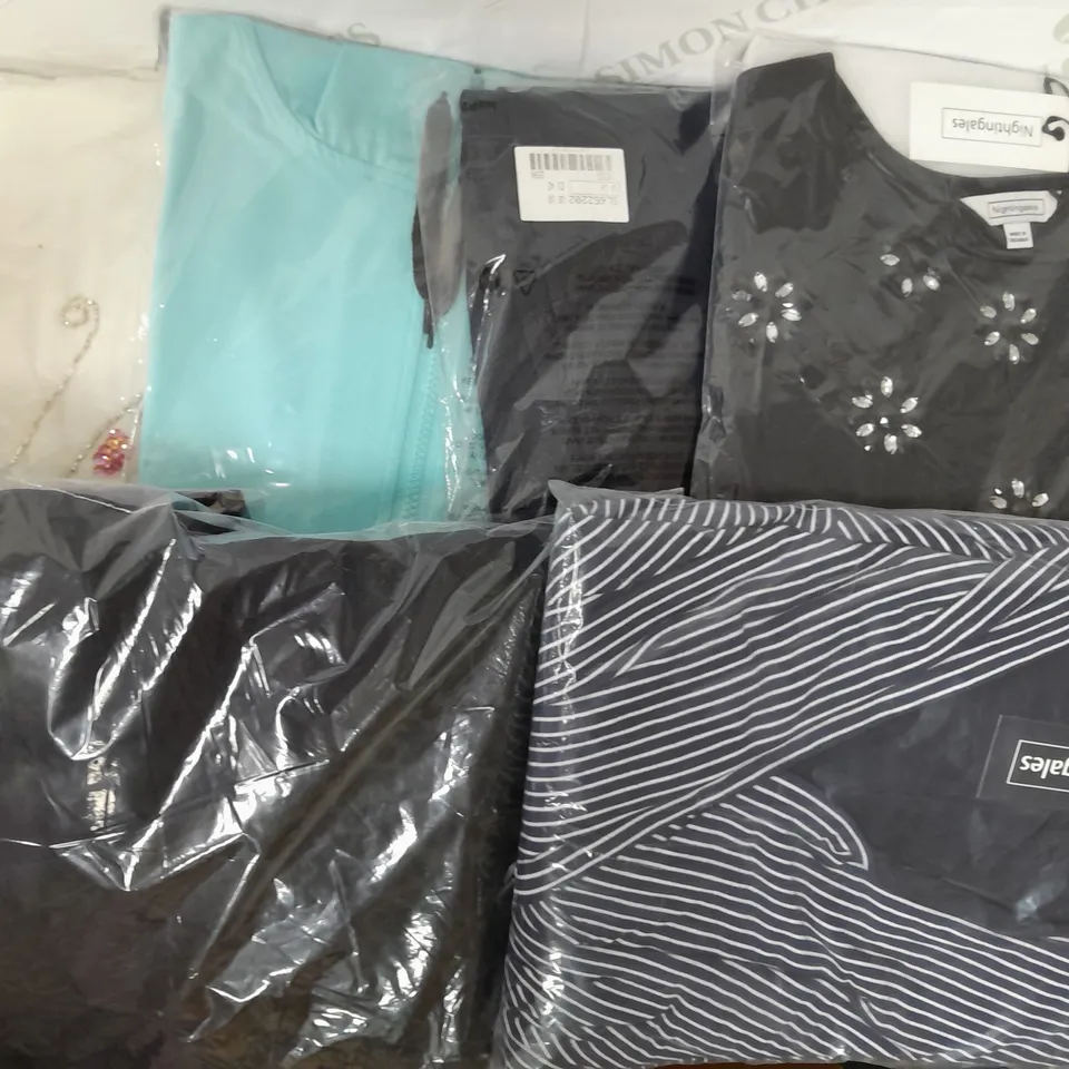 LOT OF APPROX 16 CLOTHING ITEMS IN VARIOUS STYLES, COLOURS AND SIZES 