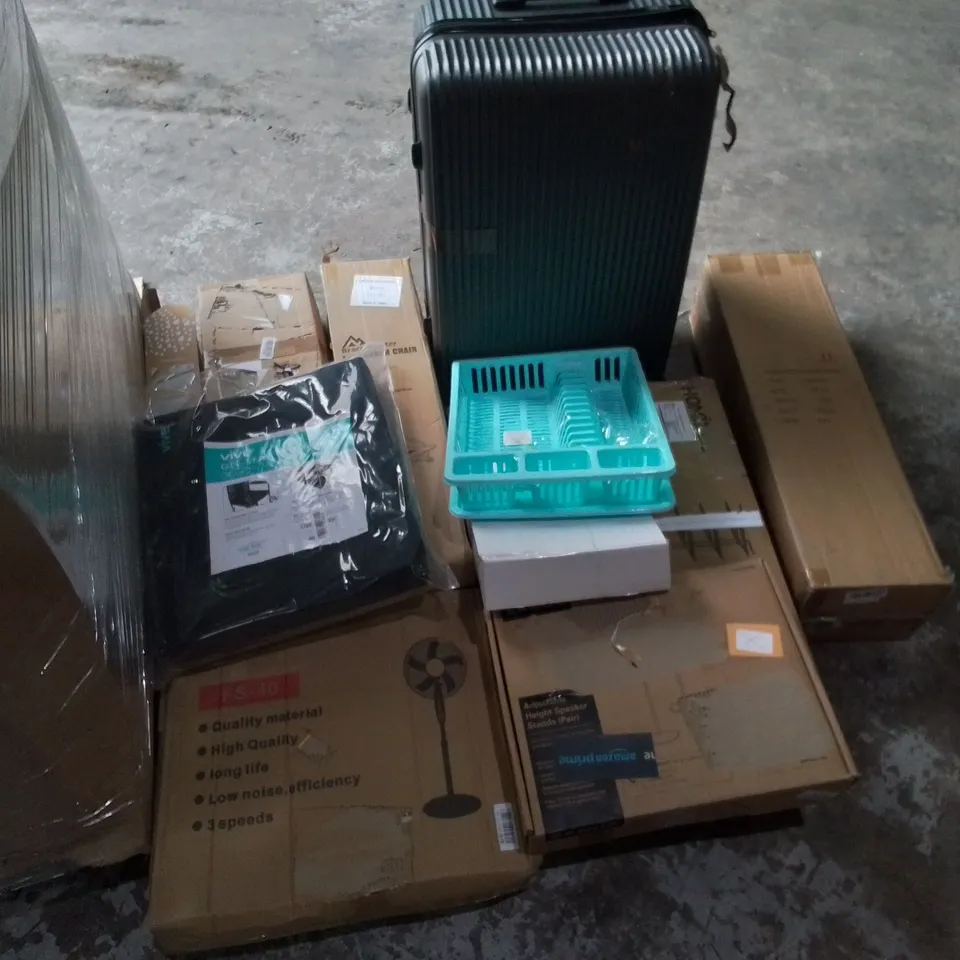 PALLET OF ASSORTED ITEMS TO INCLUDE: VIVE GEL SEAT CUSHION, FLOORSTANDING FAN, ADJUSTABLE SPEAKER STANDS, LUGGAGE ETC