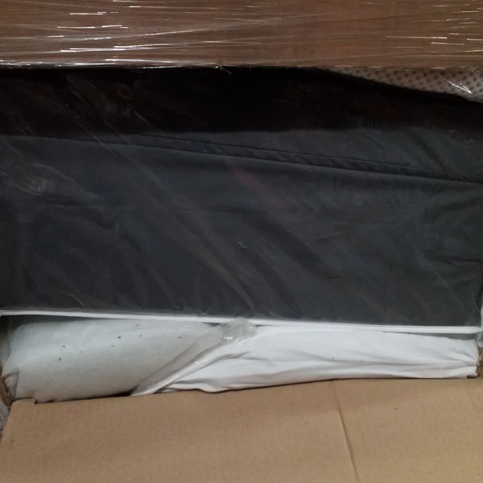 PALLET CONTAINING ASSORTED BEDDING INCLUDING PILLOWS