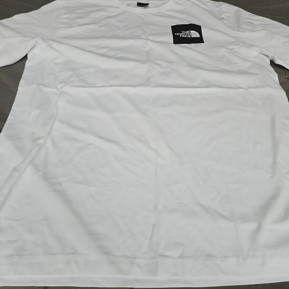 THE NORTH FACE LOGO MOUNTAIN T-SHIRT, WHITE - UK SIZE L