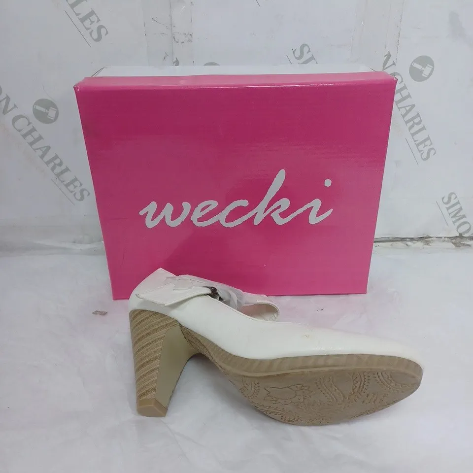 APPROXIMATELY 10 PAIRS OF BOXED WECKI WHITE BUCKLE HEELS IN VARIOUS SIZES 