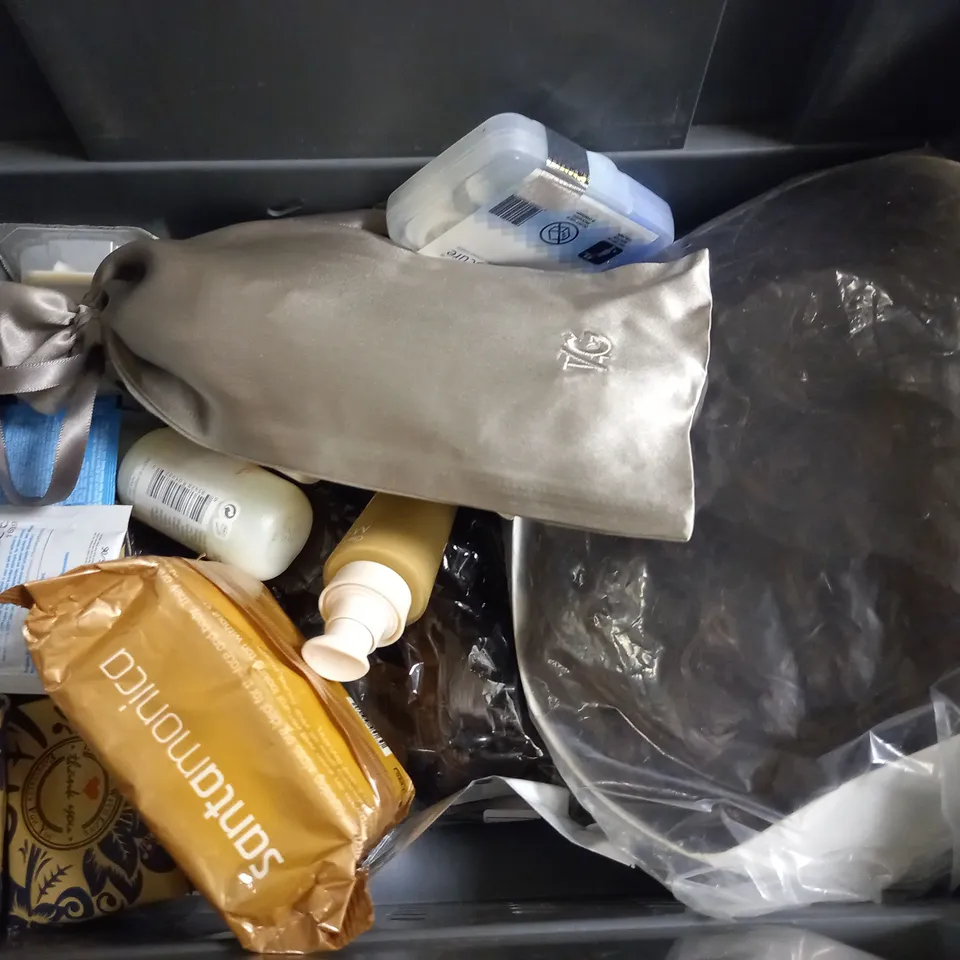 BOX OF APPROXIMATELY 20 COSMETIC ITEMS TO INCLUDE - SANTAMONICA TANNING WIPES - EXS CONDOMS - MAYBELLINE SUPER STAY MATT LIPSTICK - ETC
