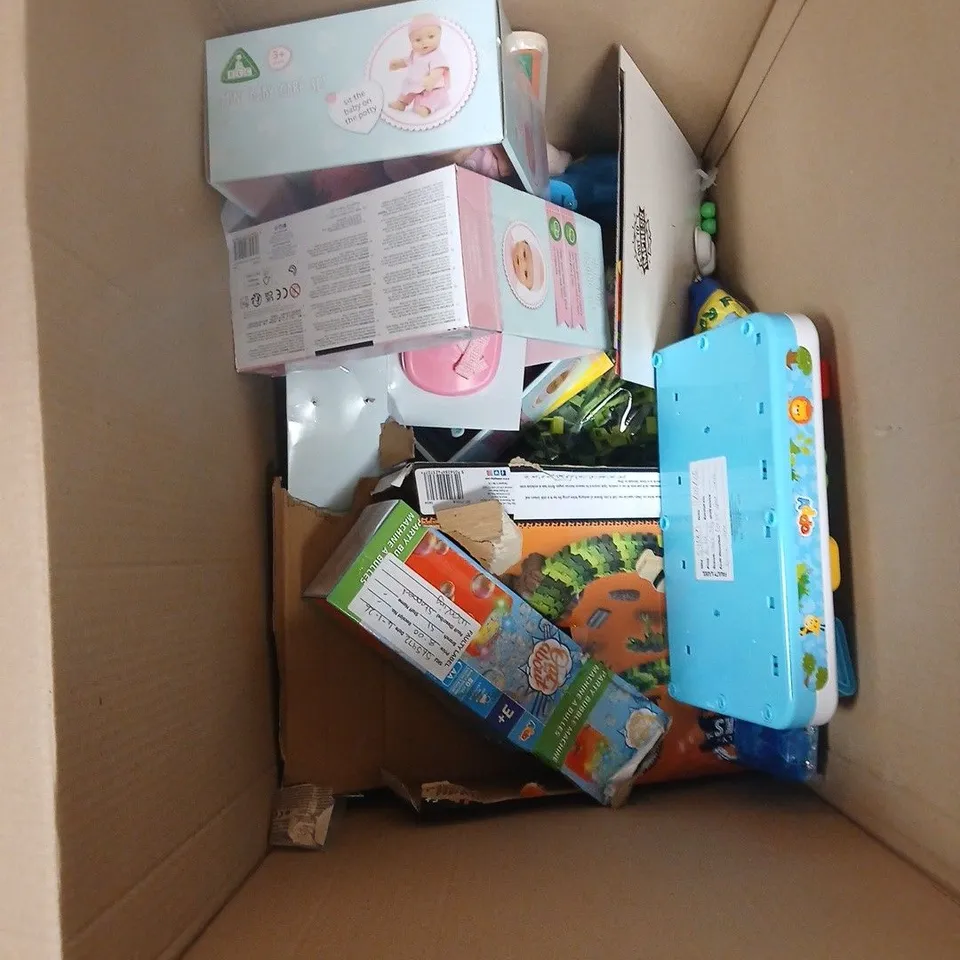 BOX OF APPROXIMATELY 9 ASSORTED TOYS TO INCLUDE: PITTER PATTER PET, LAMBORGHINI HURACAN TOY CAR AND JURASSIC ADVENTURE TRACK