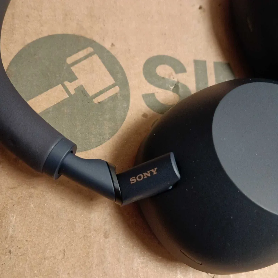UNSPECIFIED SONY HEADPHONES IN BLUE CASE