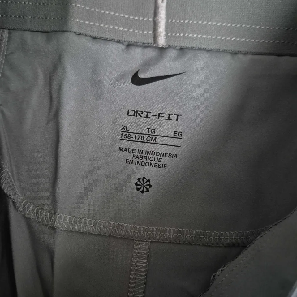 NIKE CHALLENGER DRI-FIT SHORTS – KID'S, STANDARD FIT, XL