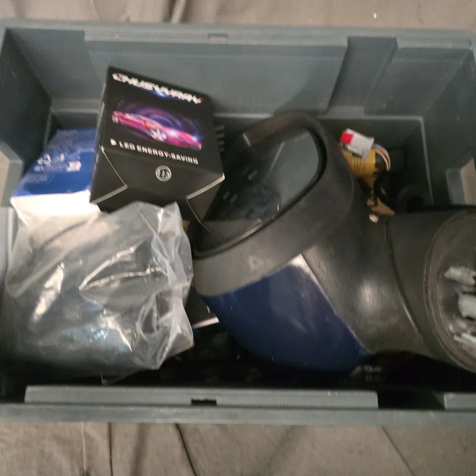 APPROXIMATELY 12 ASSORTED VEHICLE PARTS & ACCESSORIES TO INCLUDE WING MIRROR, HEAVY DUTY STRAP, BICYCLE LIGHT, ETC