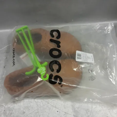BAGGED PAIR OF CROCS DYLAN LINED CLOG COGNAC UK M4/W5