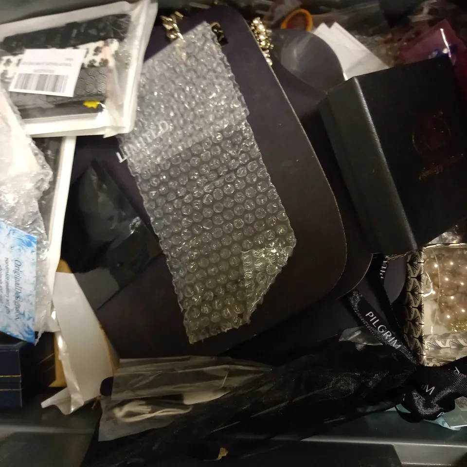 LOT OF APPROXIMATELY 20 JEWELLERY ITEMS, TO INCLUDE EARRINGS, NECKLACES, ETC