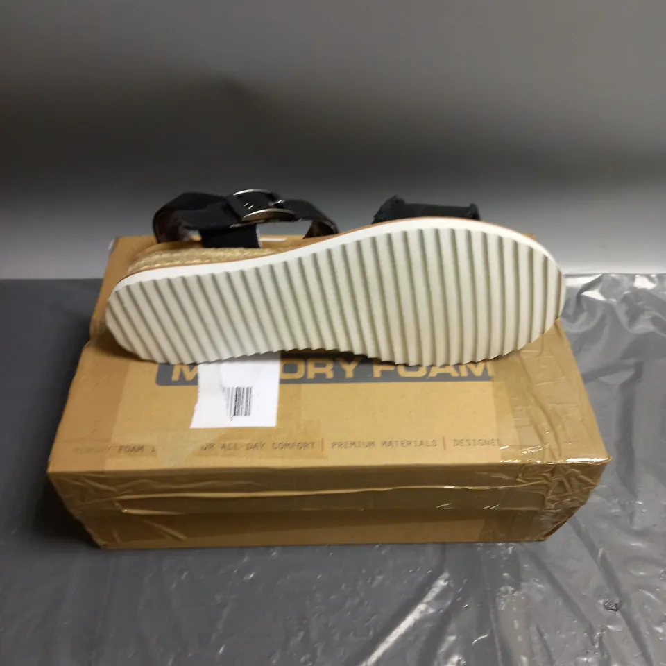 BOXED PAIR OF BOBS FROM SKETCHERS SANDALS IN BLACK SIZE UK 5 