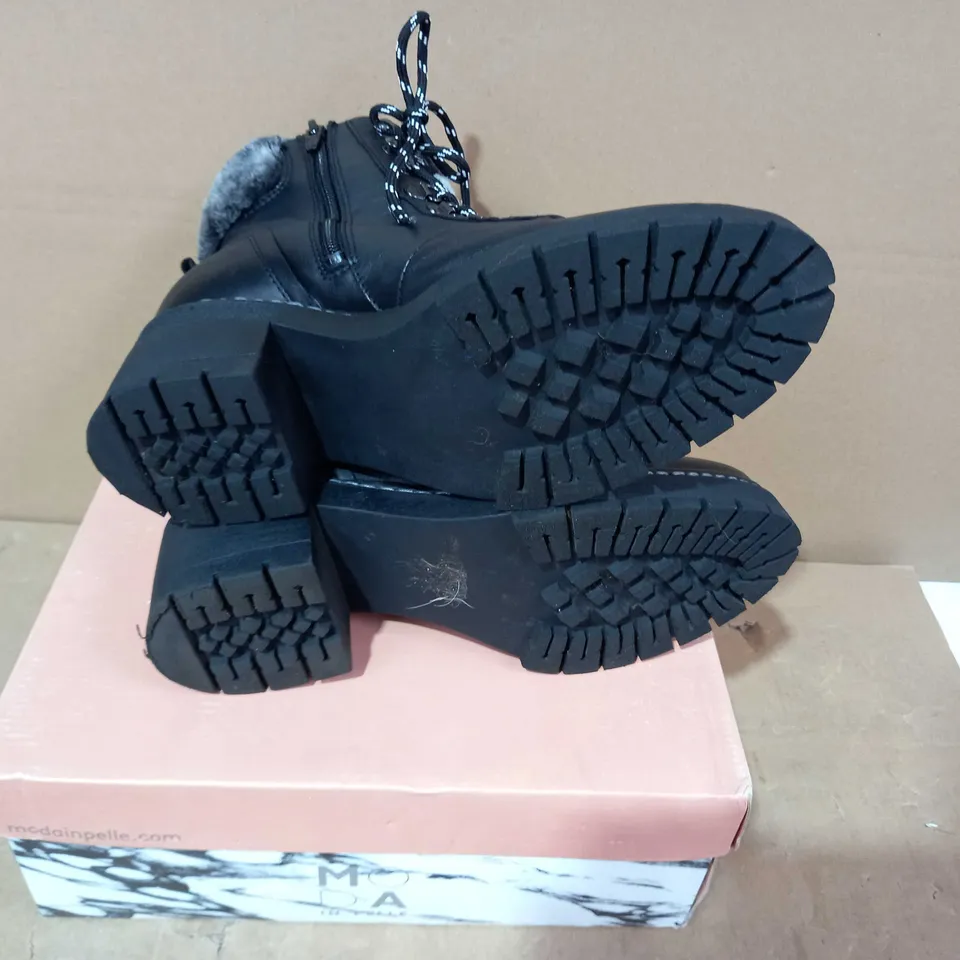BOXED PAIR OF MODA IN PELLE BLACK BOOTS - SIZE 40