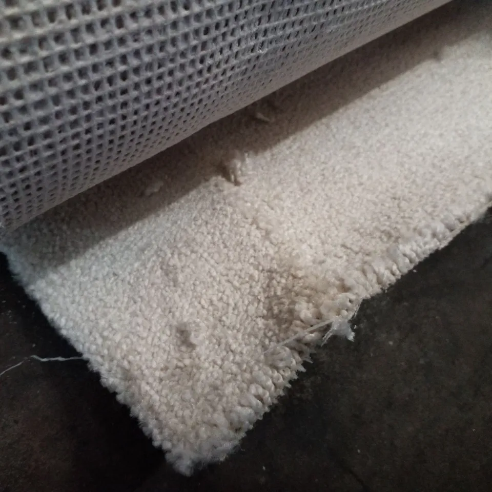 ROLL OF QUALITY MYSTIQUE SUPER IVORY CARPET APPROXIMATELY 3.16×5M