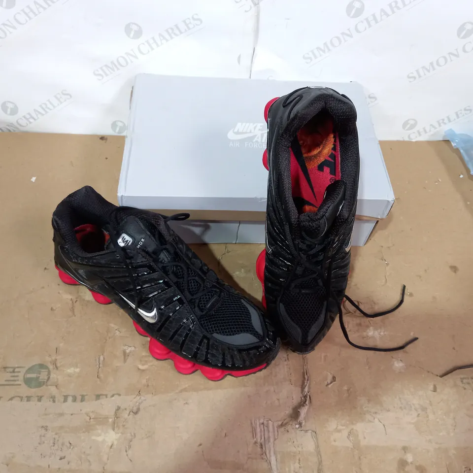 BOXED PAIR OF NIKE BLACK TRAINERS SIZE 10