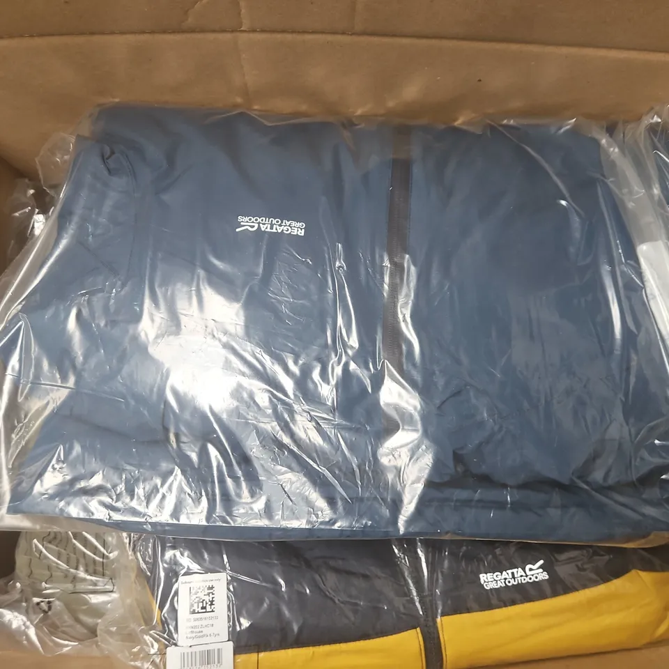 APPROXIMATELY 14 BRAND NEW REGATTA KIDS CLOTHING ITEMS IN VARIOUS SIZES, STYLES AND COLOURS TO INCLUDE FARBANK II, LOFTHOUSE, BEAMZ, ETC