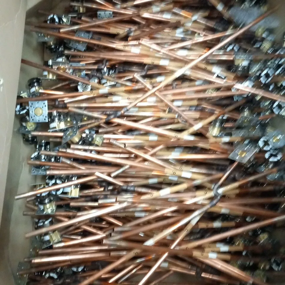 LARGE QUANTITY OF COPPER PIPES 80CM WITH O2 VALVES
