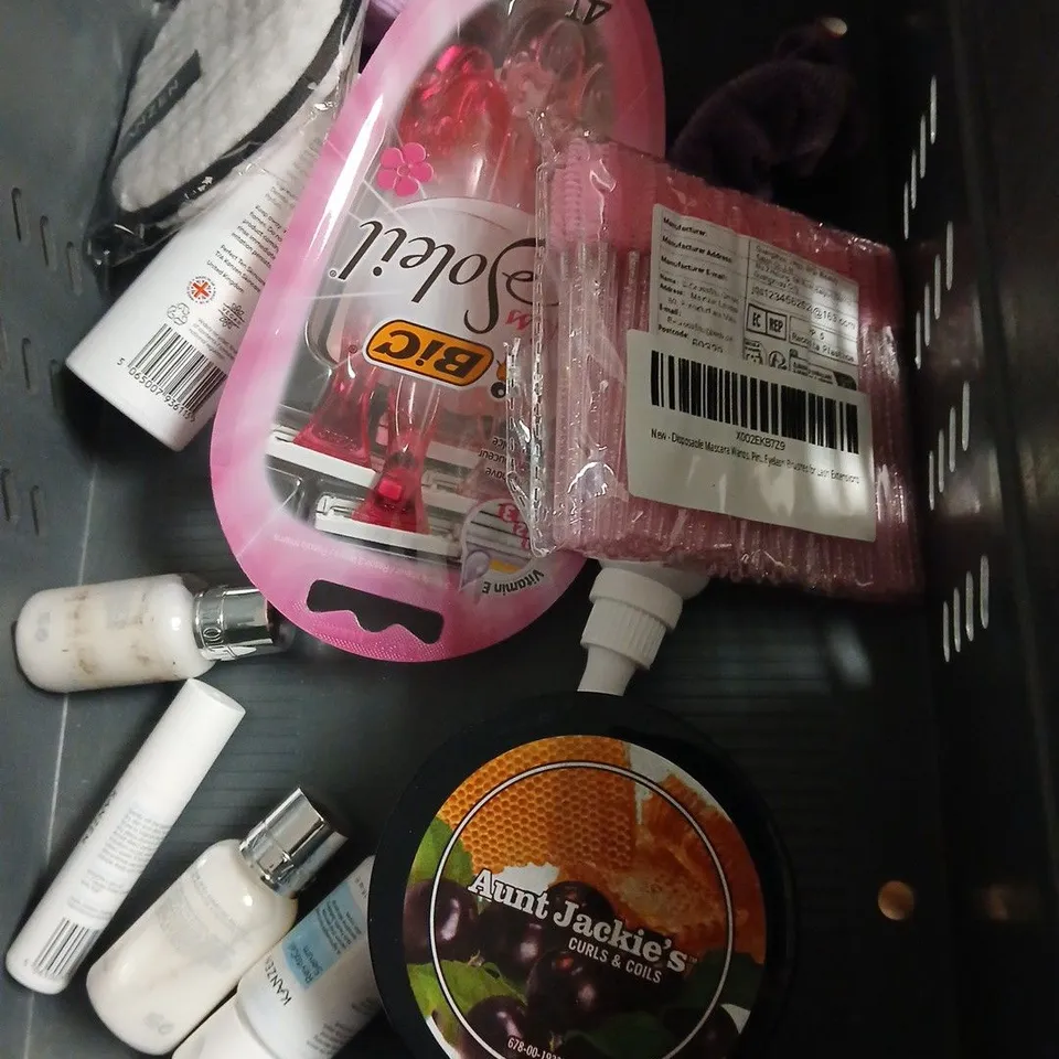 APPROXIMATEY 20 ASSORTED HEALTH AND BEAUTY PRODUCTS TO INCLUDE - UKHAIR SCALP MASSAGER - SONS STRENGTHENING SHAMPOO - KANZEN HYPOSOOTHE CREAM - ETC