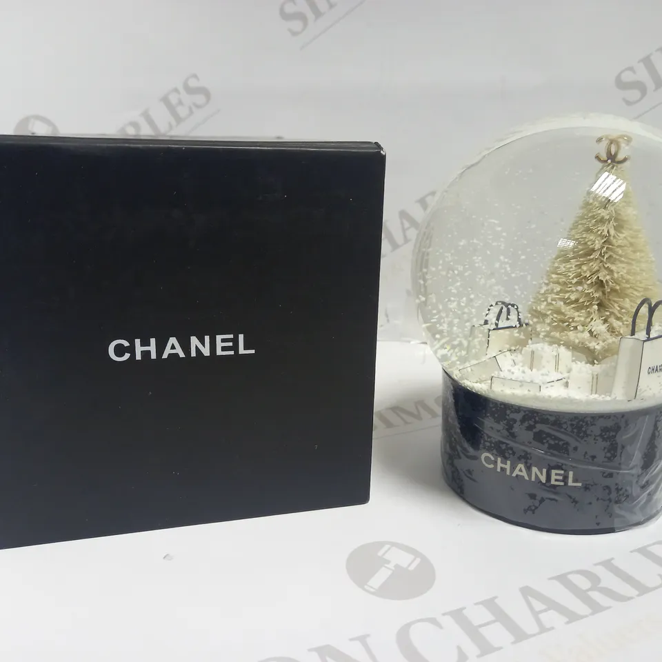 DESIGNER NOVELTY STYLE SNOWGLOBE
