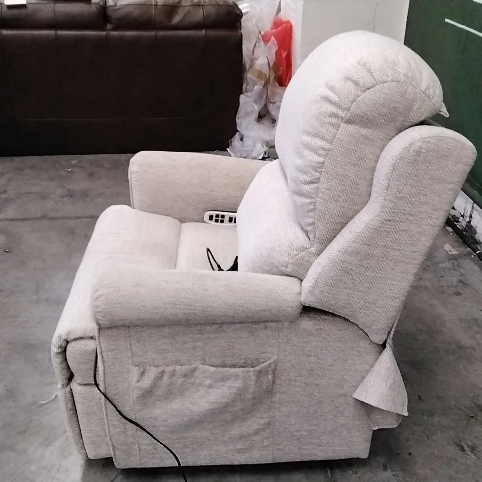 QUALITY BRITISH DESIGNER G PLAN MANUFACTURED NEWMARKET LARGE DUAL ELEVATE CHAIR - CHEVRON SANDSTORM FABRIC 