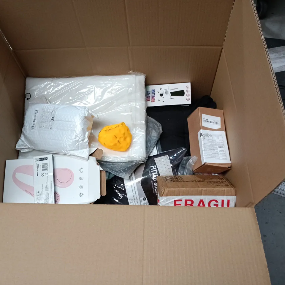 LOT OF APPROXIMATELY 30 ASSORTED HOUSEHOLD ITEMS TO INCLUDE RUG GRIP, FOLDING MAKEUP MIRROR AND HANDHELD FAN