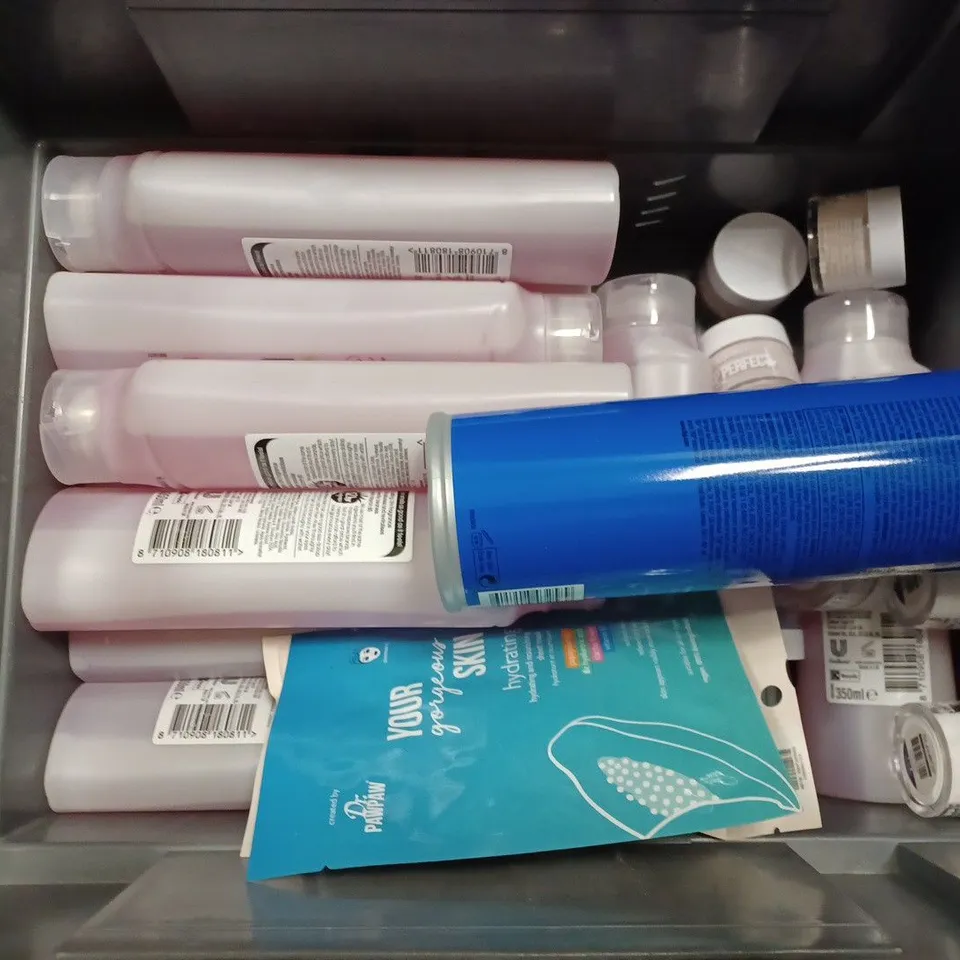 BOX OF APPROX 20 ASSORTED HEALTH AND BEAUTY ITEMS TO INCLUDE - ALBERTO BALSAM RASBERRY SHAMPOO - BED HEAD DOWN N DIRTY CONDITIONER - BED HEAD AFTER PARTY SMOOTHING CREAM FOR SHINNY HAIR ECT