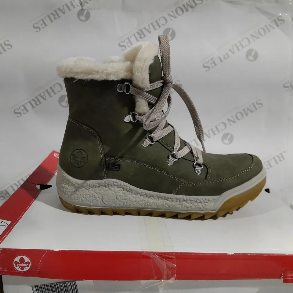 BOXED PAIR OF RIEKER WATER RESISTANT WARM LINED HIKING LACE UP BOOTS IN KHAKI - SIZE 6.5