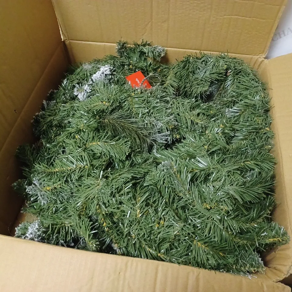 WERCHRISTMAS EXTRA THICK MIXED PINE SNOW FLOCKED GARLAND WITH CONES AND BERRIES CHRISTMAS DECORATION, GREEN/WHITE, 9 FEET