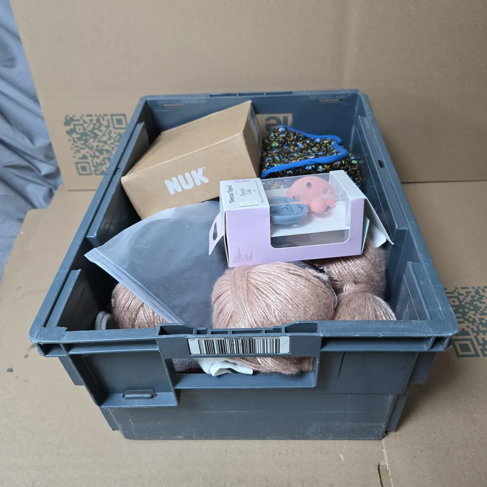 TOTE OF APPROXIMATELY 15 ASSORTED HOUSEHOLD ITEMS TO INCLUDE WOOL, TOMMEE TIPPEE ORTHODONTIC, SMALL BAG ETC