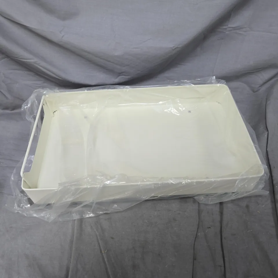 LOT OF APPROXIMATELY 10 ASSORTED BULK ITEMS TO INCLUDE: HALLOWEEN DECORATION AND METAL TRAY