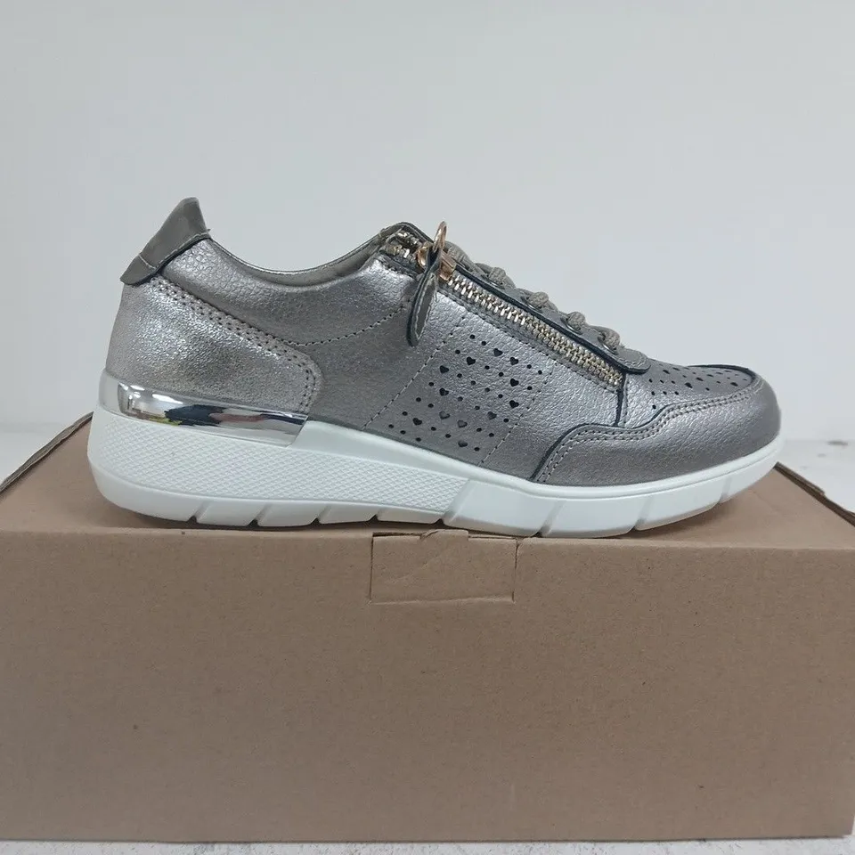 BOXED PAIR OF WOMENS GREY METALLIC LEATHER TRAINERS WITH SIDE ZIP - UK SIZE 4