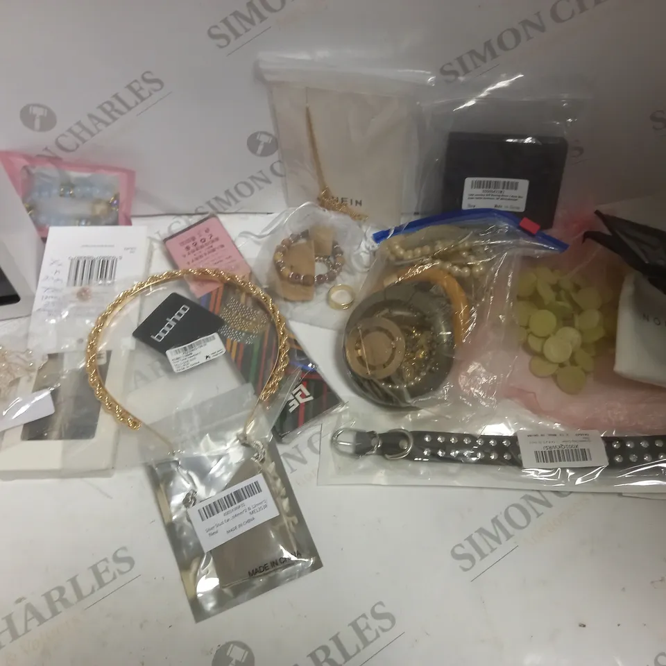 APPROXIMATELY 40 ASSORTED JEWELLERY ITEMS INCLUDING NECKLACES, HEADBANDS, BADGES, BRACELETS