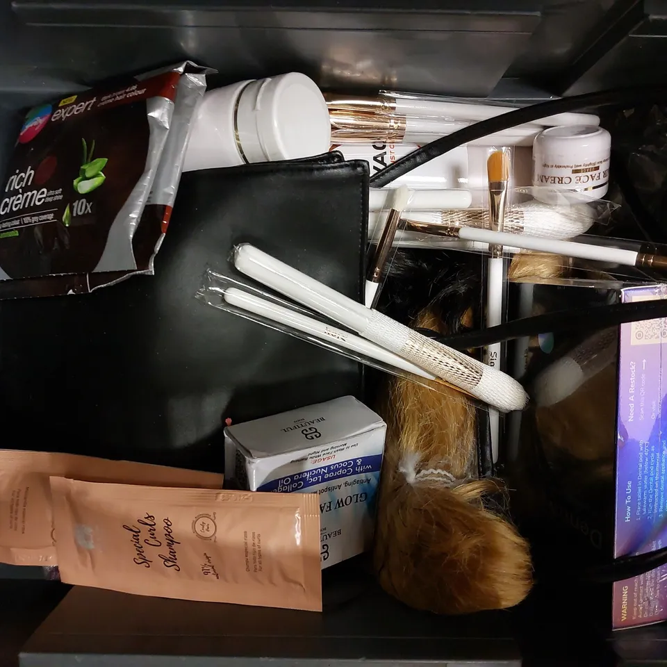 BOX OF APPROX 15 ITEMS TO INCLUDE DENTAL PODS, NIVEA CELLULAR EYE TREATMENT, BAYLIS&HARDING HAND WASH
